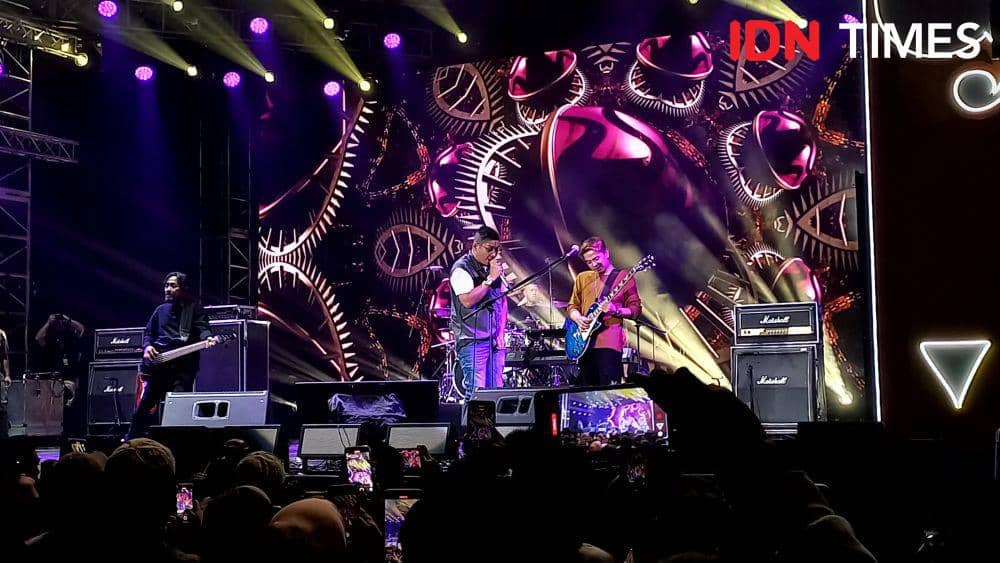 Penampilan Ungu di JBL Festival pada Sabtu (28/10/2023) di Istora Senayan, Jakarta. (IDN Times/Ines Suseno)