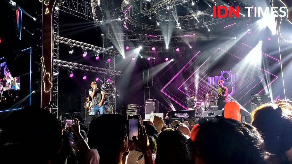 Penampilan Ungu di JBL Festival pada Sabtu (28/10/2023) di Istora Senayan, Jakarta. (IDN Times/Ines Suseno)