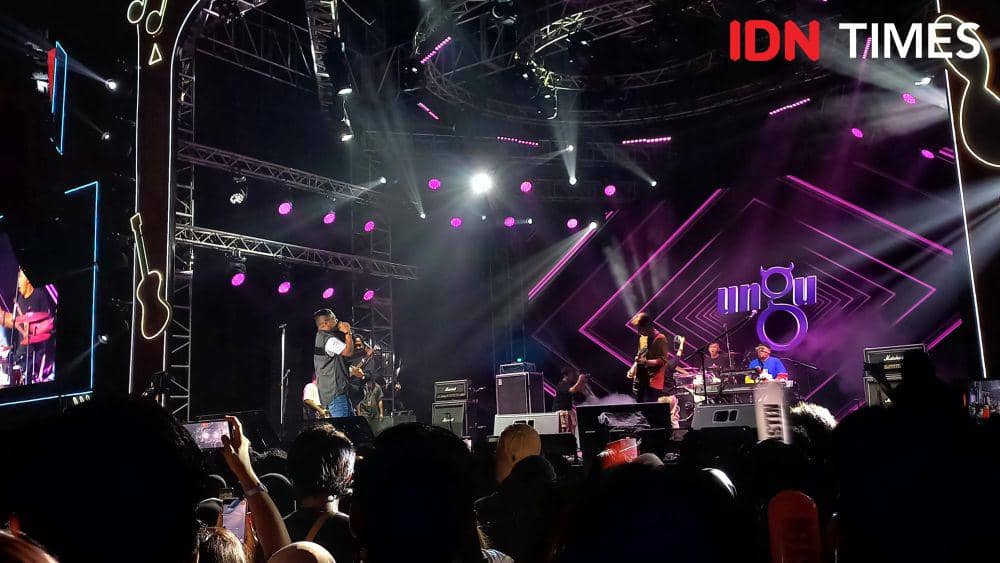 Penampilan Ungu di JBL Festival pada Sabtu (28/10/2023) di Istora Senayan, Jakarta. (IDN Times/Ines Suseno)