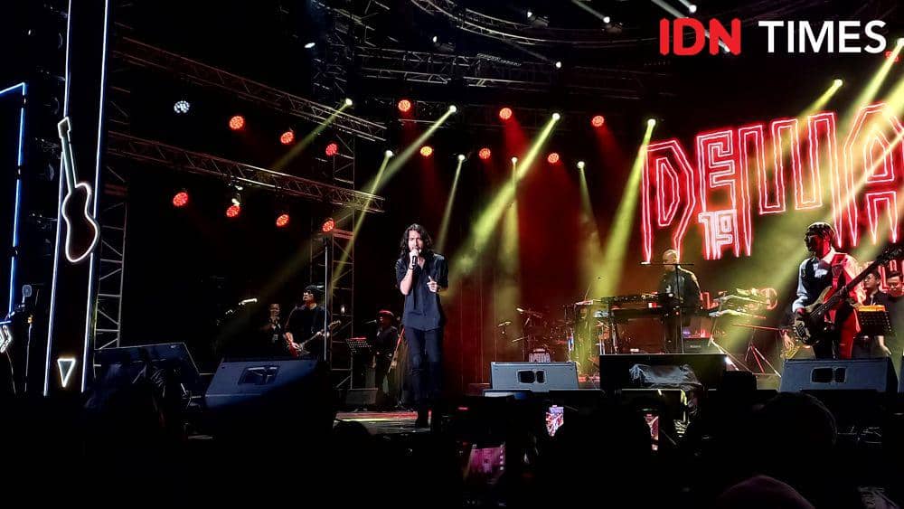 Penampilan Ello bersama Dewa 19 di JBL Festival yang berlangsung di Istora Senayan, Jakarta pada Sabtu (28/10/2023). (IDN Times/Ines Suseno)