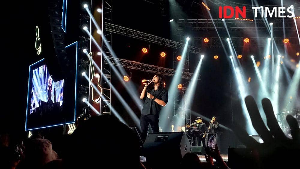 Penampilan Ello bersama Dewa 19 di JBL Festival yang berlangsung di Istora Senayan, Jakarta pada Sabtu (28/10/2023). (IDN Times/Ines Suseno)