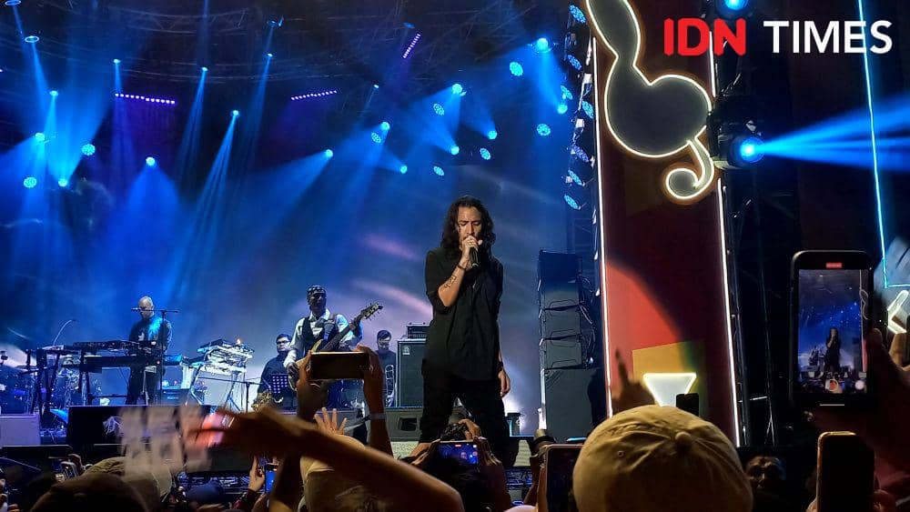 Penampilan Ello bersama Dewa 19 di JBL Festival yang berlangsung di Istora Senayan, Jakarta pada Sabtu (28/10/2023). (IDN Times/Ines Suseno)