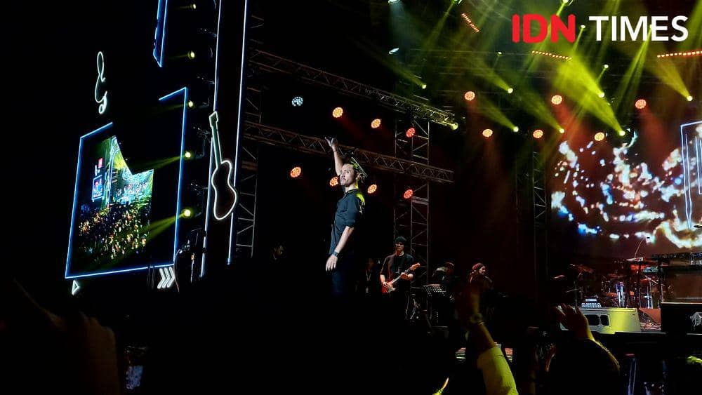 Penampilan Ello bersama Dewa 19 di JBL Festival yang berlangsung di Istora Senayan, Jakarta pada Sabtu (28/10/2023). (IDN Times/Ines Suseno)