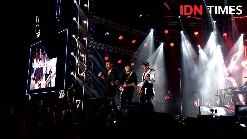 Penampilan Ello bersama Dewa 19 di JBL Festival yang berlangsung di Istora Senayan, Jakarta pada Sabtu (28/10/2023). (IDN Times/Ines Suseno)
