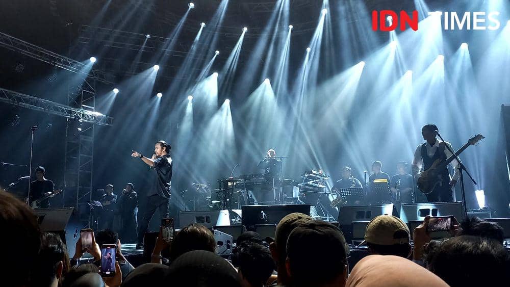 Penampilan Ello bersama Dewa 19 di JBL Festival yang berlangsung di Istora Senayan, Jakarta pada Sabtu (28/10/2023). (IDN Times/Ines Suseno)