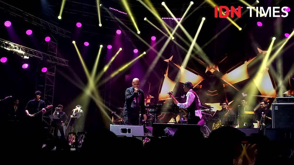 Penampilan Ahmad Dhani bersama Dewa 19 di JBL Festival yang berlangsung di Istora Senayan, Jakarta pada Sabtu (28/10/2023). (IDN Times/Ines Suseno)