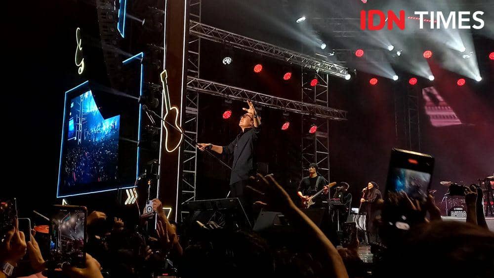 Penampilan Ari Lasso bersama Dewa 19 di JBL Festival yang berlangsung di Istora Senayan, Jakarta pada Sabtu (28/10/2023). (IDN Times/Ines Suseno)