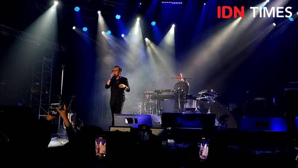 Penampilan Ari Lasso bersama Dewa 19 di JBL Festival yang berlangsung di Istora Senayan, Jakarta pada Sabtu (28/10/2023). (IDN Times/Ines Suseno)