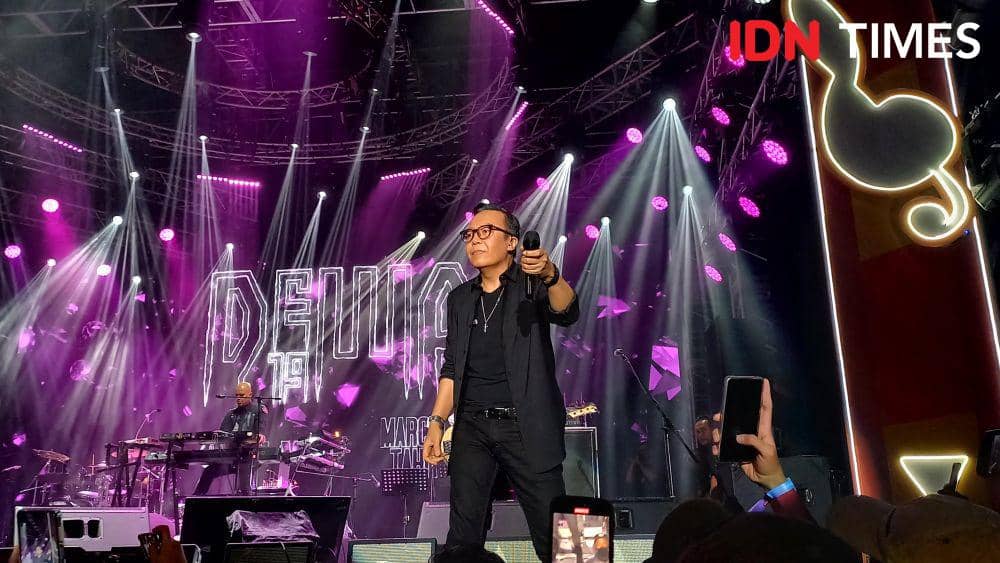 Penampilan Ari Lasso bersama Dewa 19 di JBL Festival yang berlangsung di Istora Senayan, Jakarta pada Sabtu (28/10/2023). (IDN Times/Ines Suseno)