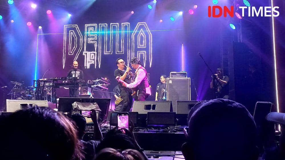 Penampilan Ari Lasso bersama Dewa 19 di JBL Festival yang berlangsung di Istora Senayan, Jakarta pada Sabtu (28/10/2023). (IDN Times/Ines Suseno)