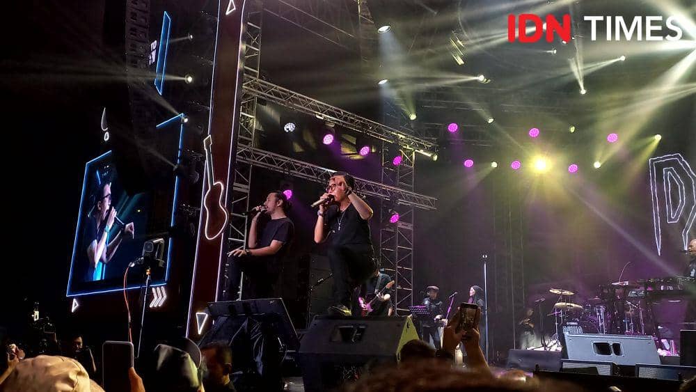 Penampilan Ello dan Ari Lasso bersama Dewa 19 di JBL Festival yang berlangsung di Istora Senayan, Jakarta pada Sabtu (28/10/2023). (IDN Times/Ines Suseno)