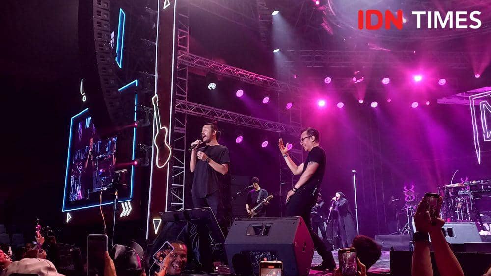 12 Potret Keseruan Dewa 19 di JBL Festival, Satu Istora Nyanyi Bareng!