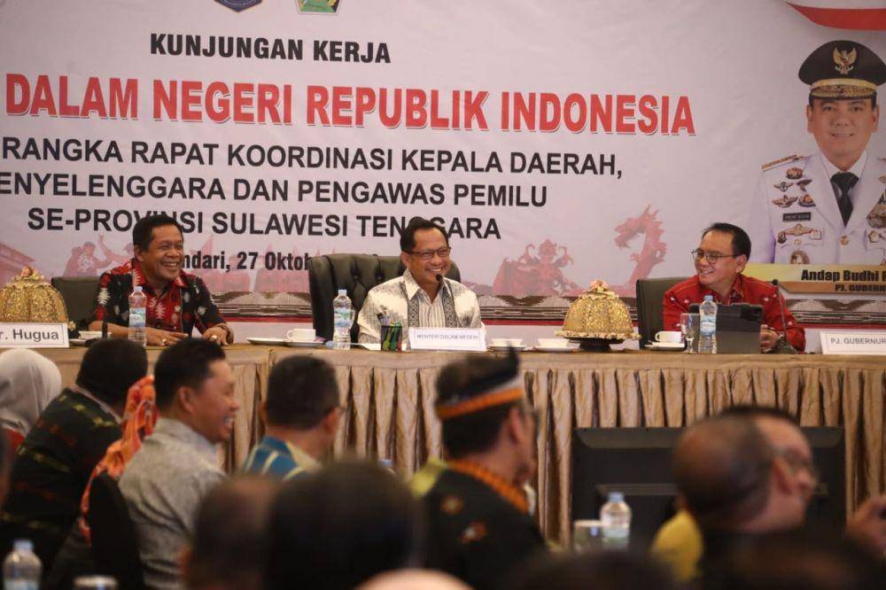 Menteri Dalam Negeri (Mendagri) Muhammad Tito Karnavian mengingatkan para aparatur sipil negara (ASN) se-Provinsi Sulawesi Tenggara (Sultra) untuk menjaga netralitas Pemilu dan Pilkada Serentak 2024. (Dok. Kemendagri)