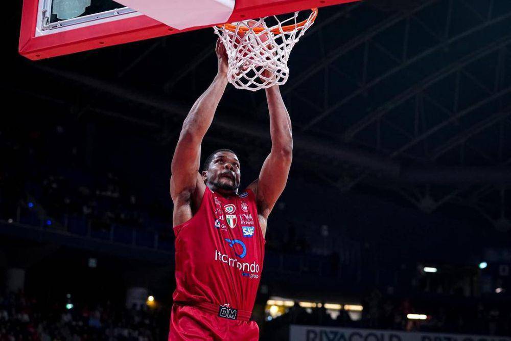 Kyle Hines saat berseragam Olimpia Milano. (instagram.com/sirhines42)