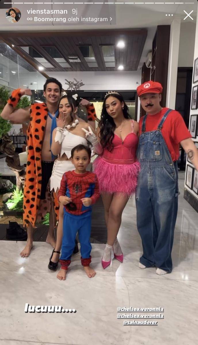 potret Rachel Vennya dan Salim Nauderer cosplay jadi Wilma dan Fred (Instagram.com/vienstasman)