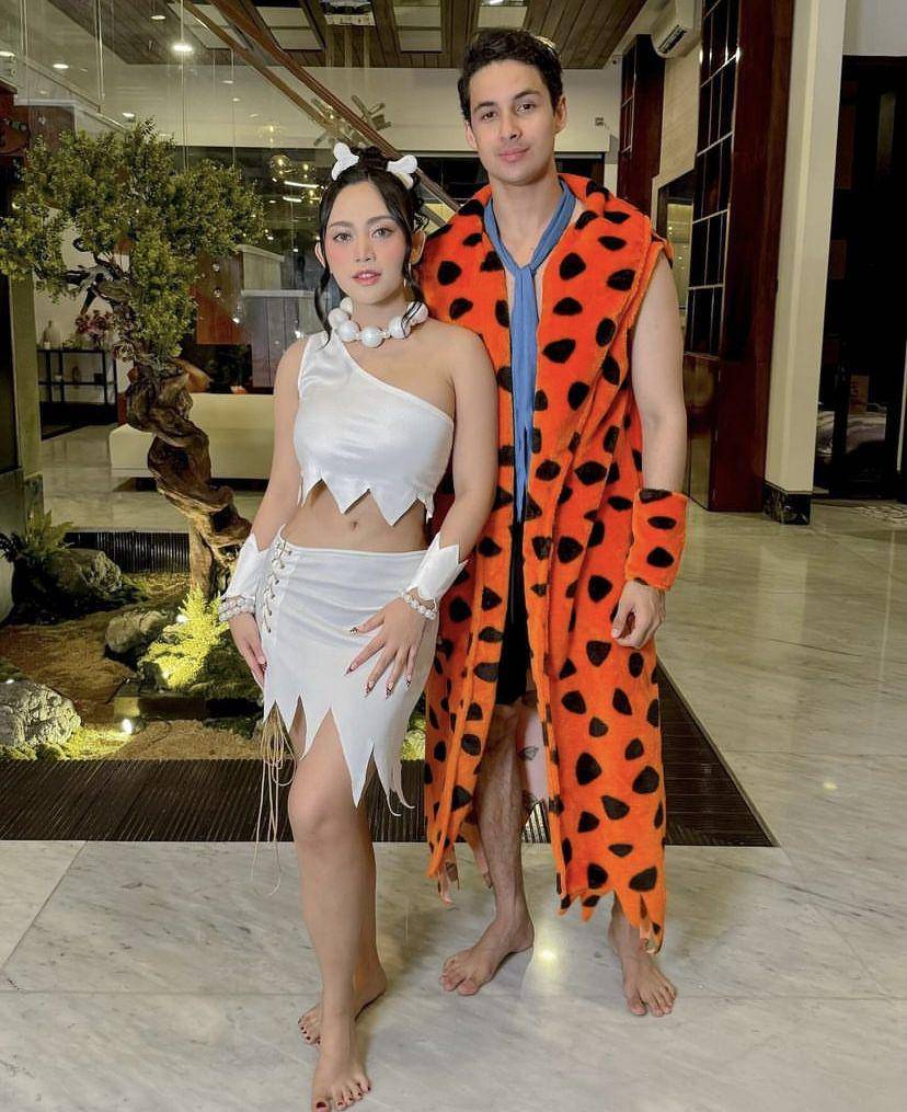 potret Rachel Vennya dan Salim Nauderer cosplay jadi Wilma dan Fred (Instagram.com/rachelvennya)