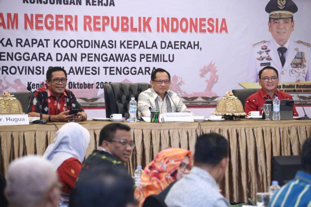 Menteri Dalam Negeri (Mendagri) Muhammad Tito Karnavian mengingatkan para aparatur sipil negara (ASN) se-Provinsi Sulawesi Tenggara (Sultra) untuk menjaga netralitas Pemilu dan Pilkada Serentak 2024. (Dok. Kemendagri)