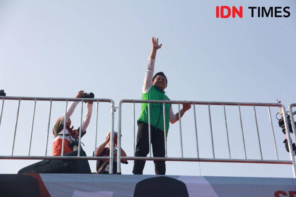 Calon Wakil Presiden, Muhaimin Iskandar saat menyapa para peserta jalan sehat di ruko Verbena GDC, Kota Depok. (IDNTimes/Dicky)