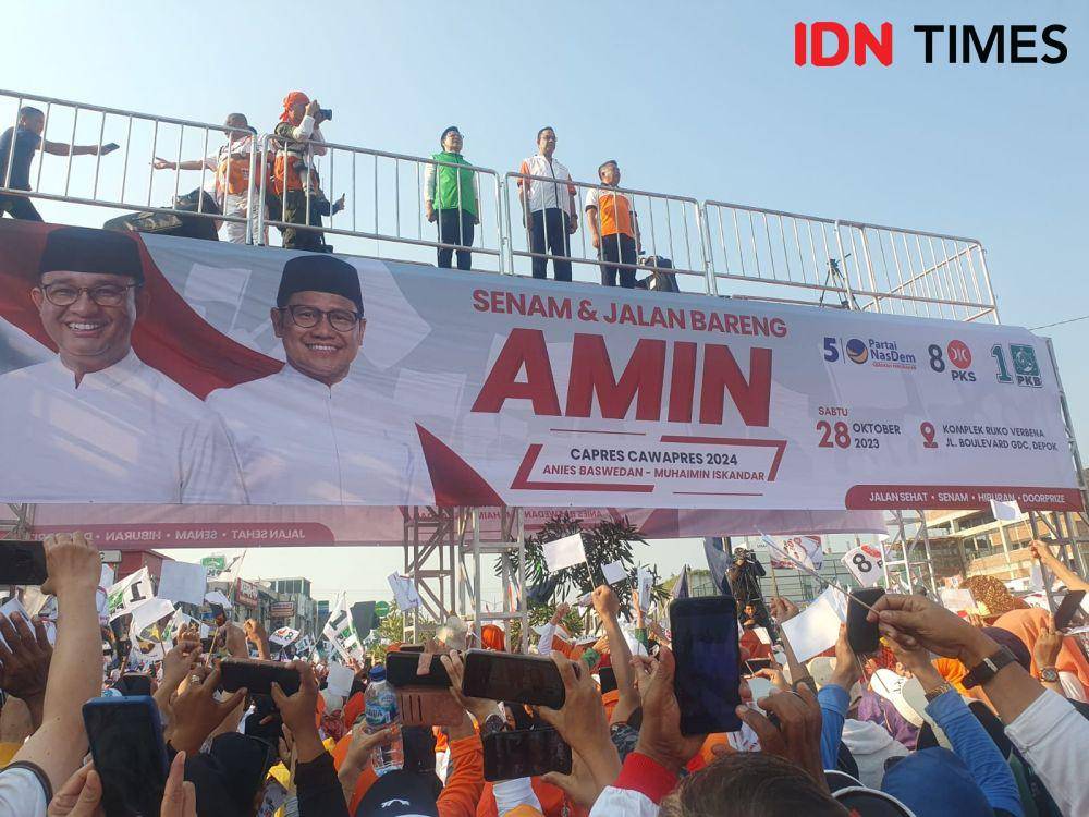 Anies Baswedan bersama Muhaimin Iskandar melihat peserta jalan sehat di area Ruko Verbena GDC, Kota Depok. (IDNTimes/Dicky)