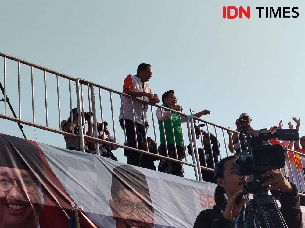Anies Baswedan (kiri) bersama Muhaimin Iskandar melihat peserta jalan sehat di area Ruko Verbena GDC, Kota Depok. (IDNTimes/Dicky)