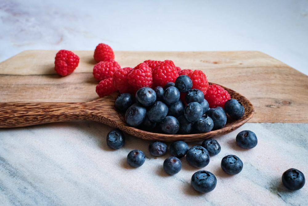 ilustrasi buah berry (unsplash.com/Annemarie Grudën)