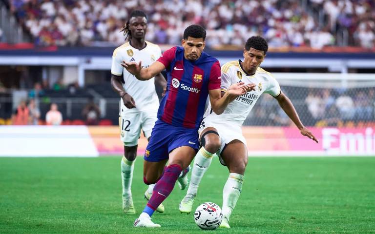 Ronald Araujo berduel dengan Jude Bellingham di El Clasico. (fcbarcelona.com)
