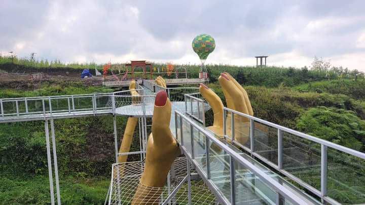 Jembatan kaca The Geong di Desa Limpakuwus, Sumbang, Banyumas, Jawa Tengah. (Facebook.com/Humas Pemkab Banyumas)