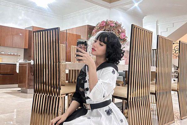 7 Potret Fuji Jadi Cruella di Pesta Halloween, Gak Betah Pakai Wig