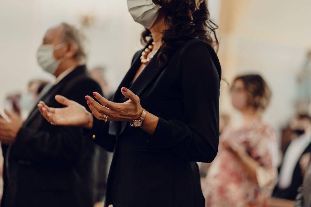 ilustrasi berdoa di gereja (unsplash.com/Gabriella Clare Marino)