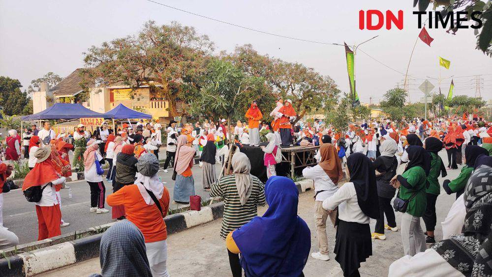 Para peserta jalan sehat mengikuti senam bersama sambil menunggu kedatangan Anies dan Muhaimin di ruko Verbena GDC, Kota Depok. (IDNTimes/Dicky)