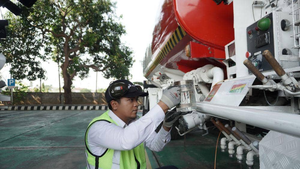 Pengisian Sustainable Aviation Fuel (SAF) di DPPU Adi Soemarmo. (Dok/DPPU Adi Soemarmo)