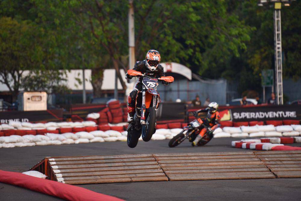 Potret aksi Tommy Salim di SuperAdventure International Supermoto Race (SISR) Seri Kejurnas 2023. (Dok. Istimewa).