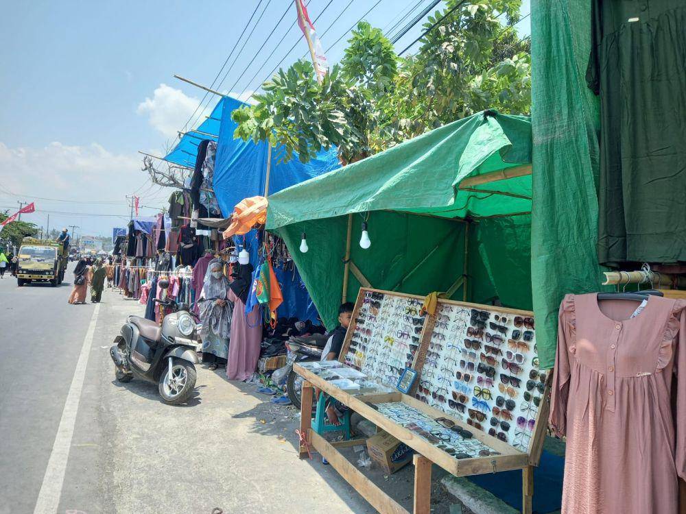 Ribuan pedagang di jalan raya anjani memasang lapak dagangan (dok. Ruhaili)
