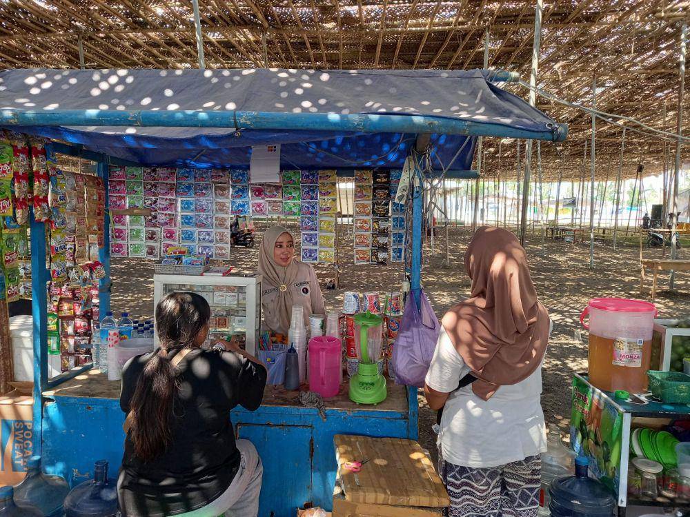 Pedagang minuman dan makanan di arena Hultah NWDI Anjani (dok. Ruhaili)