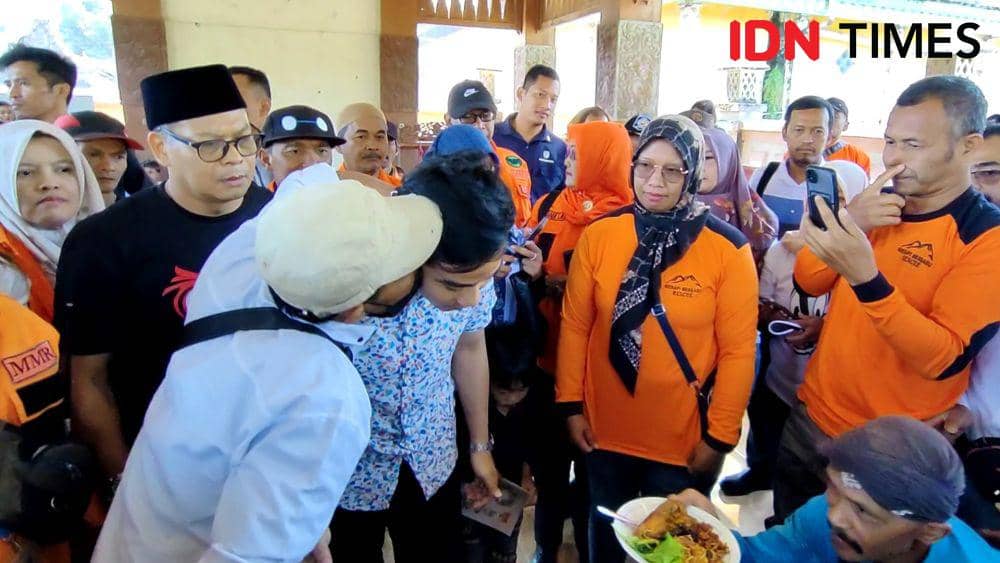 Gibran Dicium Bapak-bapak Saat Kunjungan ke Selo Boyolali