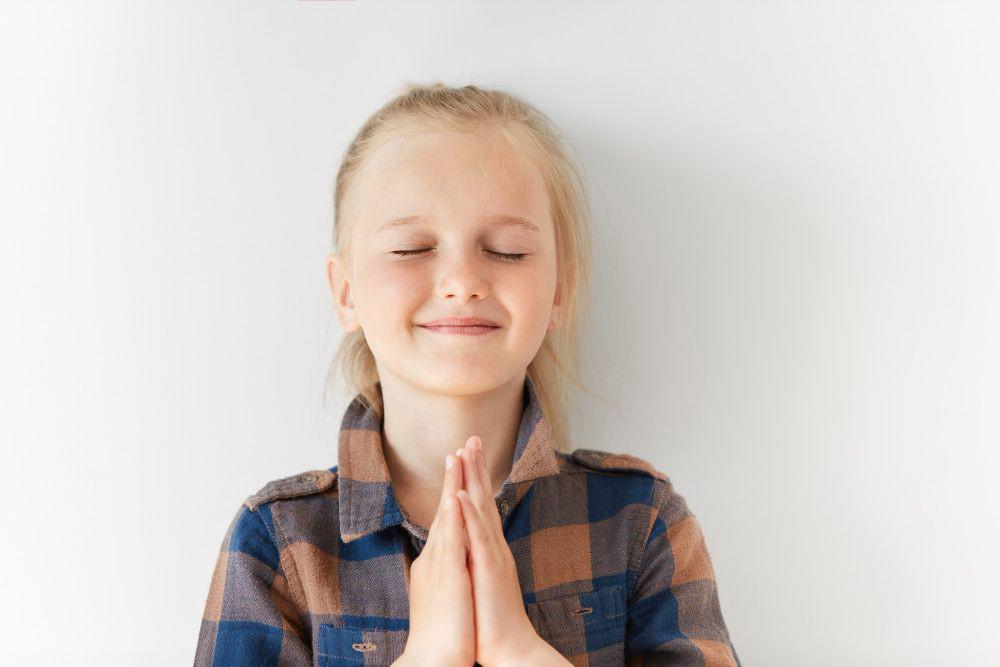 ilustrasi anak berdoa (freepik.com/wayhomestudio)
