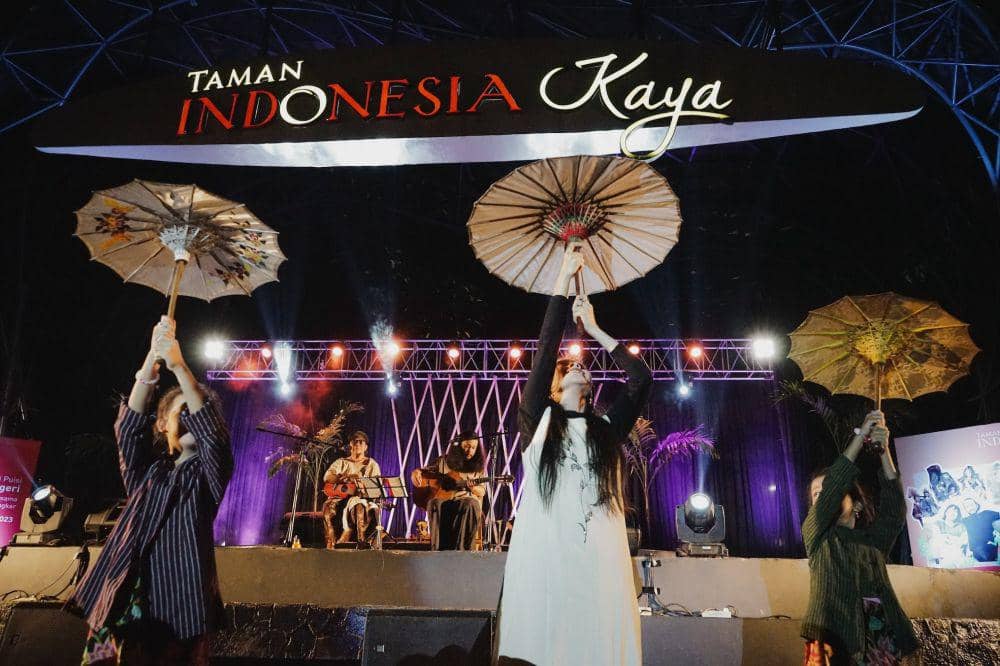 Pertunjukkan musikalisasi puisi Seikat Kidung buat Negeri untuk merayakan Hari Sumpah Pemuda di Taman Indonesia Kaya Semarang, Sabtu (28/10/2023). (dok. Taman Indonesia Kaya)
