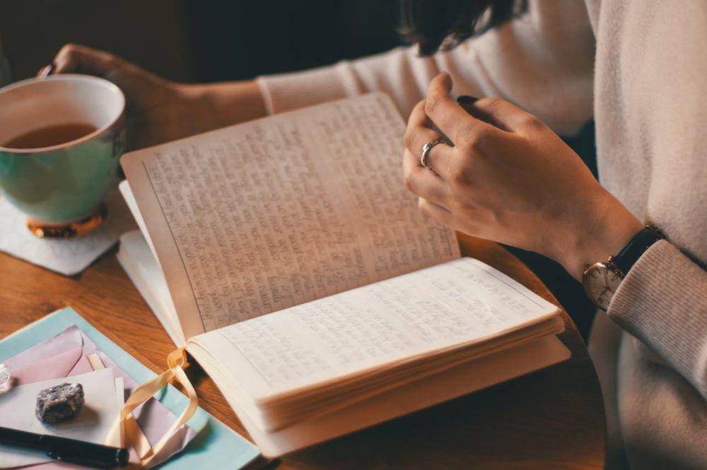 ilustrasi journalling (pexels.com/Alina Vilchenko)