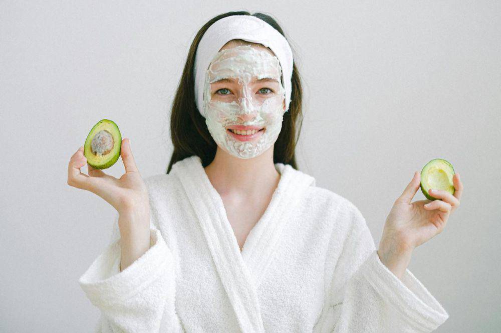 ilustrasi perawatan wajah menggunakan masker alpukat (pexels.com/Anna Shvets)