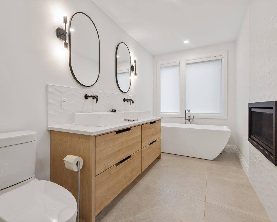 ilustrasi desain kamar mandi yang memanjang (unsplash.com/Point3D Commercial Imaging Ltd.)