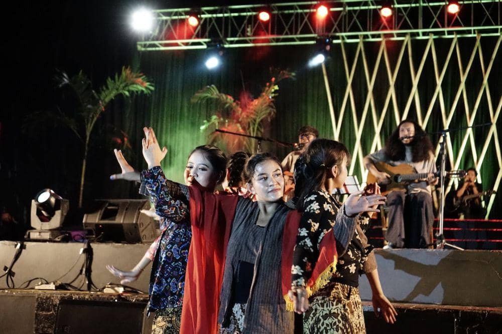 Pertunjukkan musikalisasi puisi Seikat Kidung buat Negeri untuk merayakan Hari Sumpah Pemuda di Taman Indonesia Kaya Semarang, Sabtu (28/10/2023). (dok. Taman Indonesia Kaya)