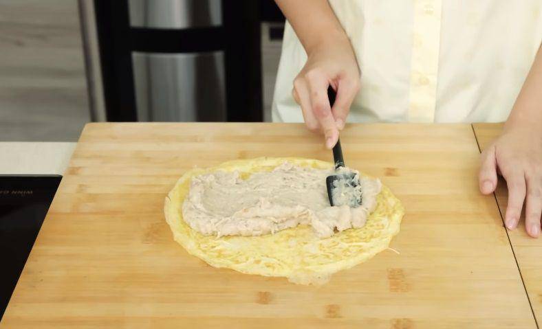 ilustrasi membuat shrimp roll (YouTube.com/Devina Hermawan)