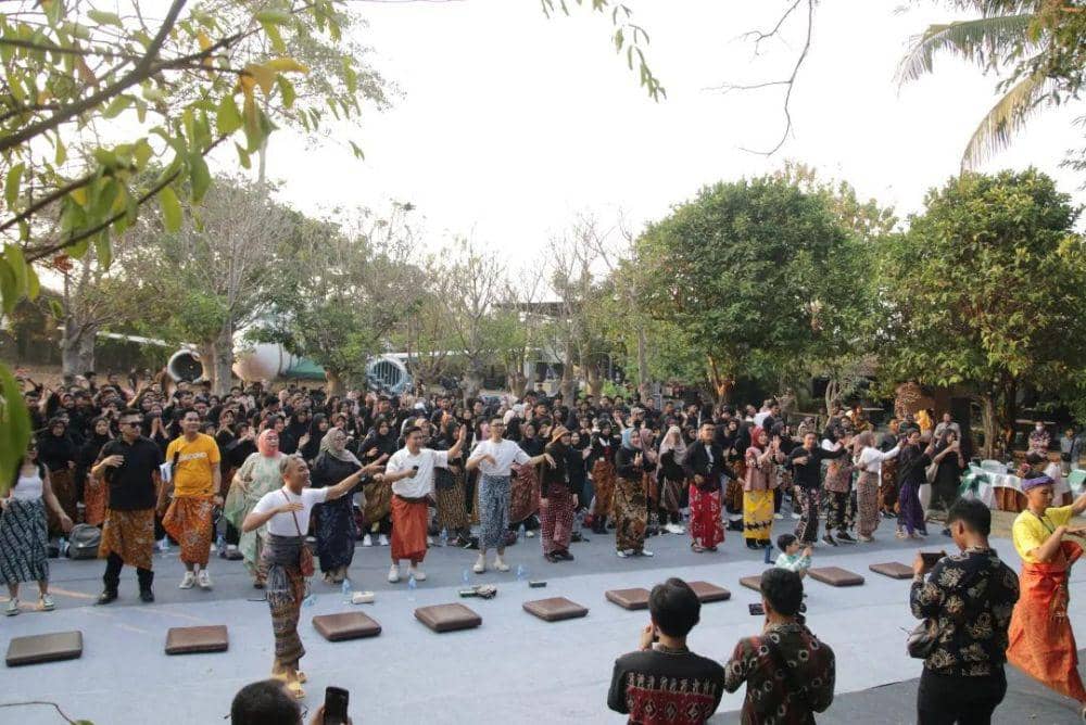 Tutorial Bekain rangkaian Pesta Wastra Bersukaria (Pestraria) 2023 Kota Bandar Lampung sukses digelar di Taman Santap Rumah Kayu, Sabtu (28/10/2023). (Instagram.com/diskominfotik.lampung).