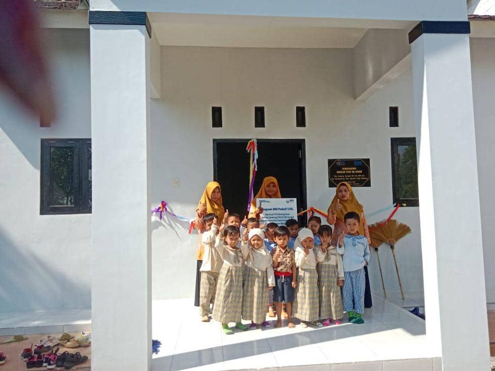 BRI Cabang Batang melalui program BRI Peduli melakukan rehabilitasi gedung sekolah PAUD Kelompok Belajar (KB) Assaid Desa Wonomerto Kecamatan Bandar Kabupaten Batang. (dok. BRI)