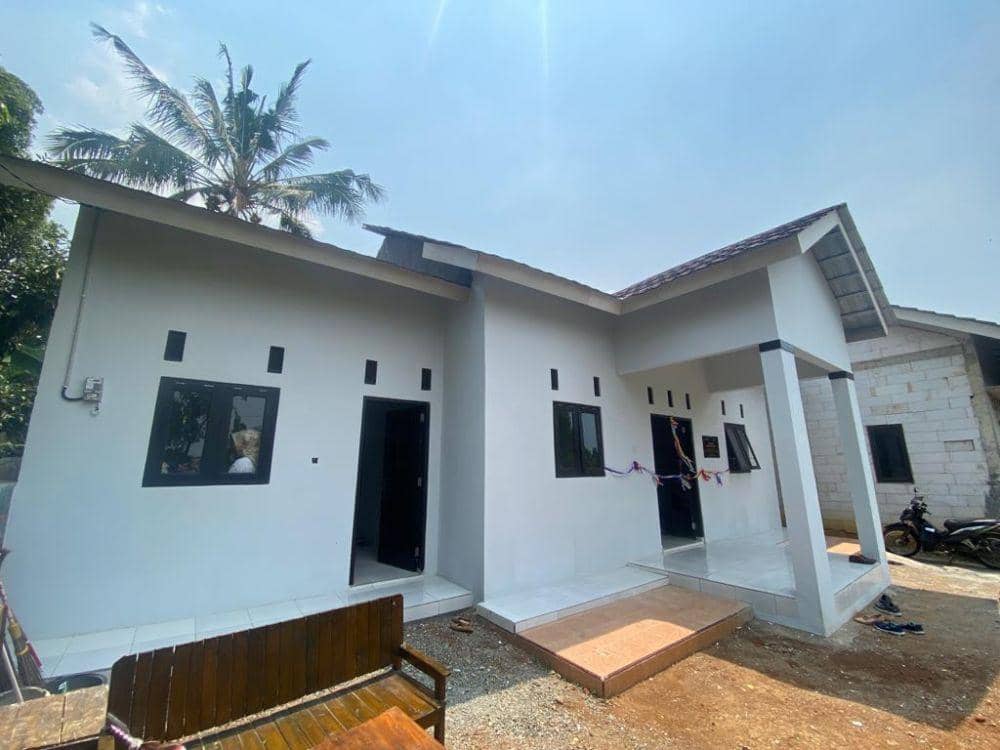 BRI Cabang Batang melalui program BRI Peduli melakukan rehabilitasi gedung sekolah PAUD Kelompok Belajar (KB) Assaid Desa Wonomerto Kecamatan Bandar Kabupaten Batang. (dok. BRI)