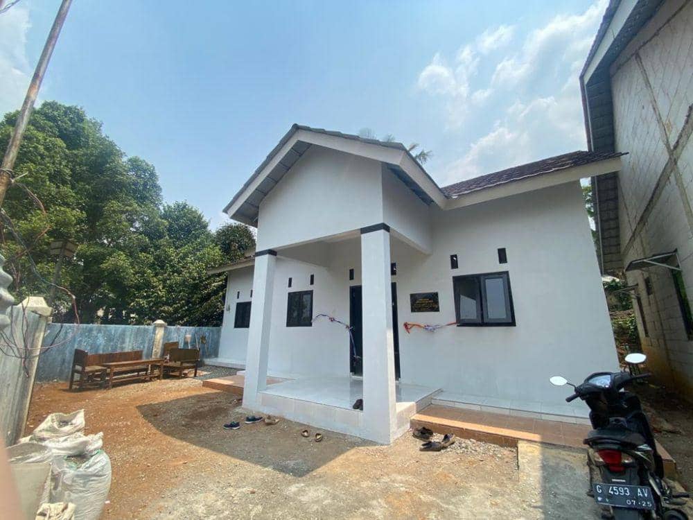 BRI Cabang Batang melalui program BRI Peduli melakukan rehabilitasi gedung sekolah PAUD Kelompok Belajar (KB) Assaid Desa Wonomerto Kecamatan Bandar Kabupaten Batang. (dok. BRI)