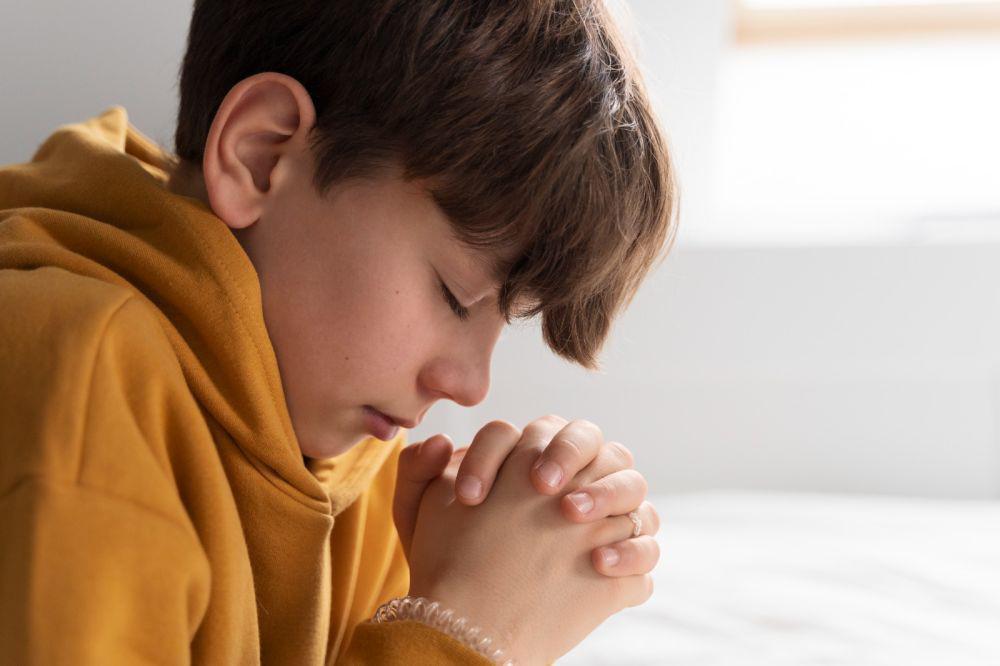 Contoh Doa Kristen untuk Anak, Patut Diajarkan Setiap Hari