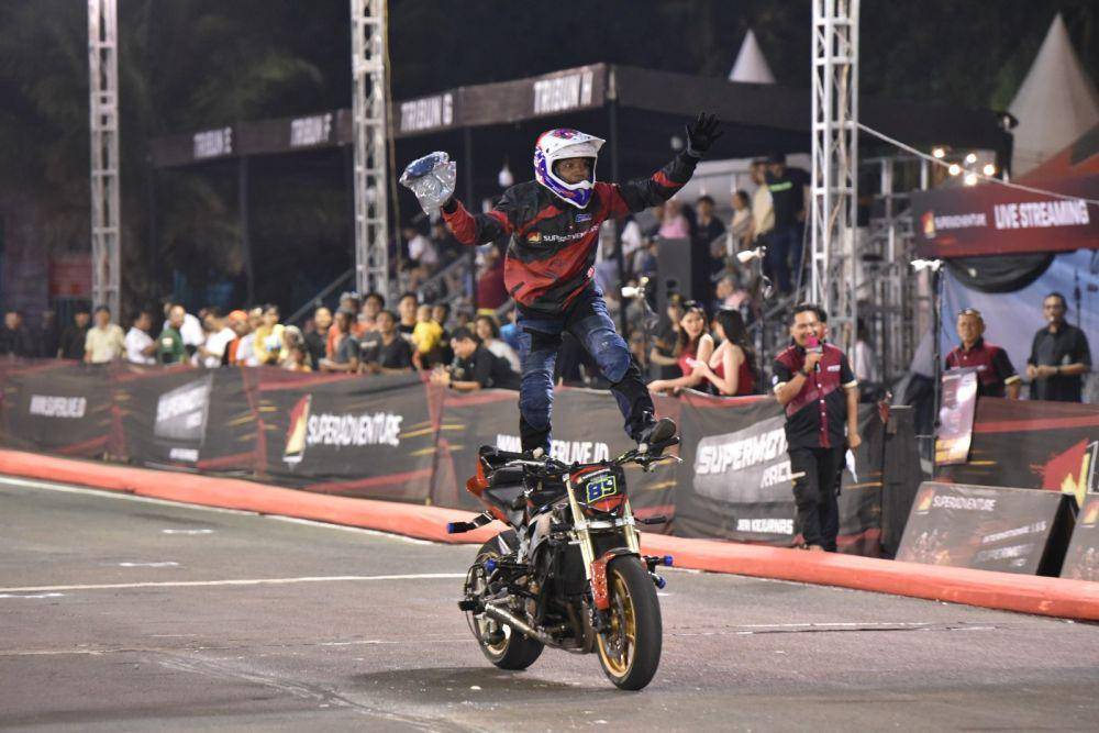 Freestyle dari Wawan Tembong di SuperAdventure International Supermoto Race Seri Kejurnas 2023. (Dok. Istimewa).