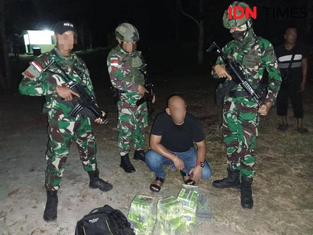 Satgas pamtas RI-MLY Yonarmed 16/TK menggagalkan upaya penyelundupan narkotika. (IDN Times/Istimewa).