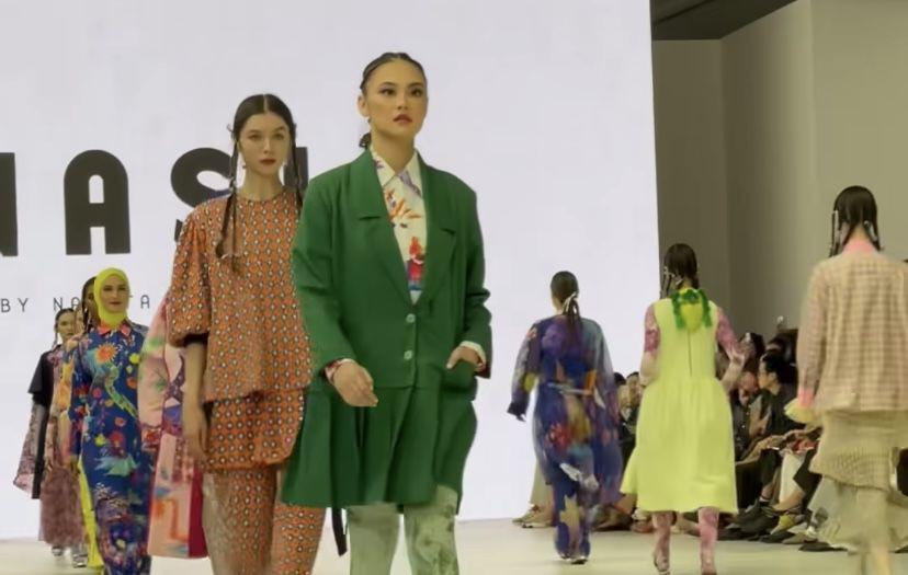 7 Momen Saat Gege Elisa di JFW 2023, Jadi Muse Koleksi Busana Nagita
